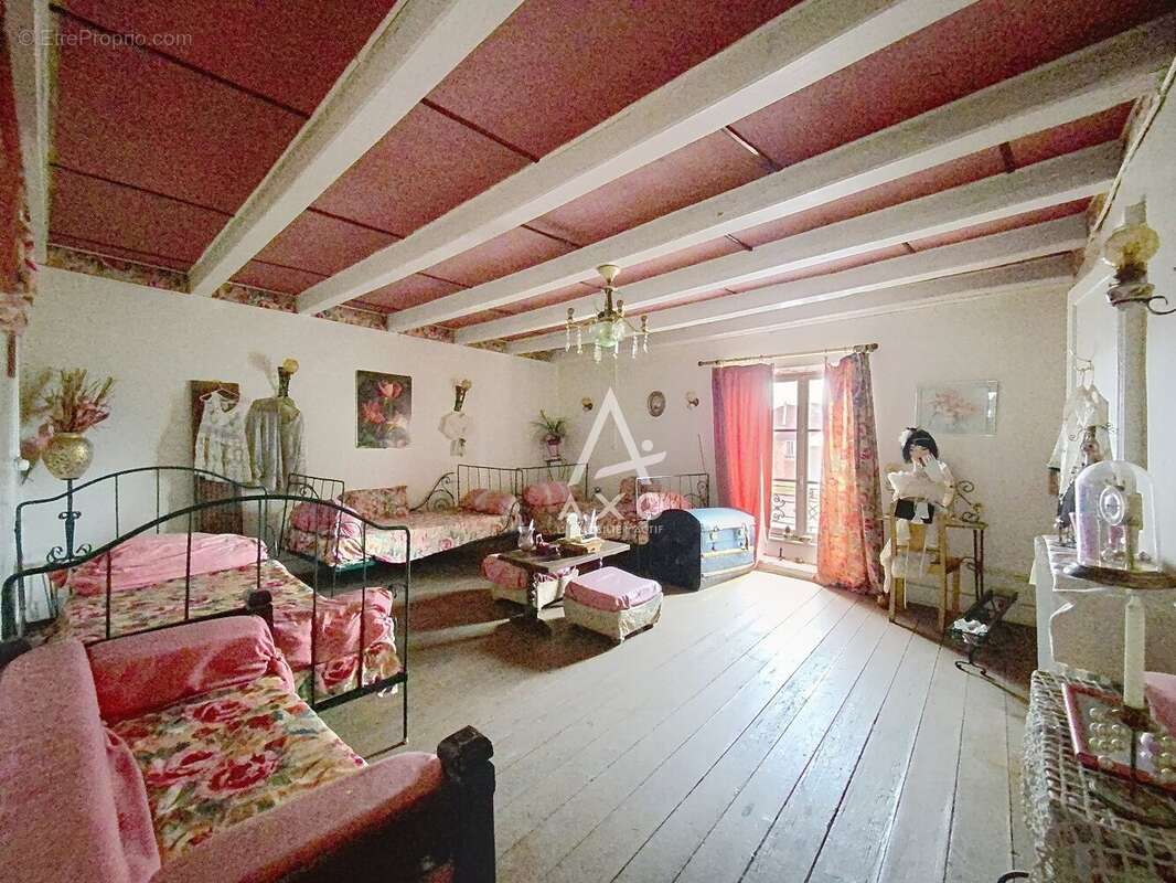 Maison à GENEVRIERES