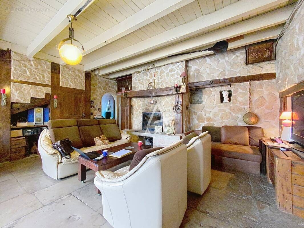 Maison à GENEVRIERES