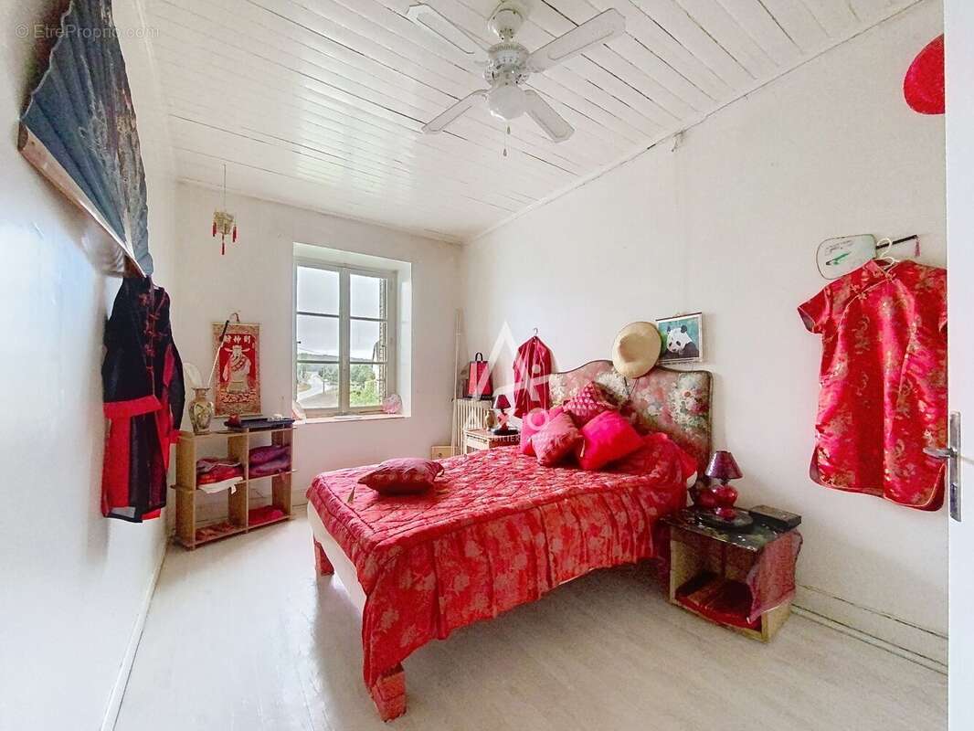 Maison à GENEVRIERES