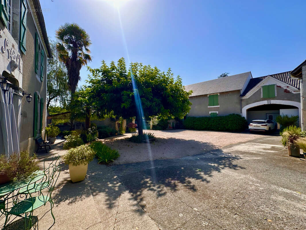 Maison à LAMARQUE-PONTACQ