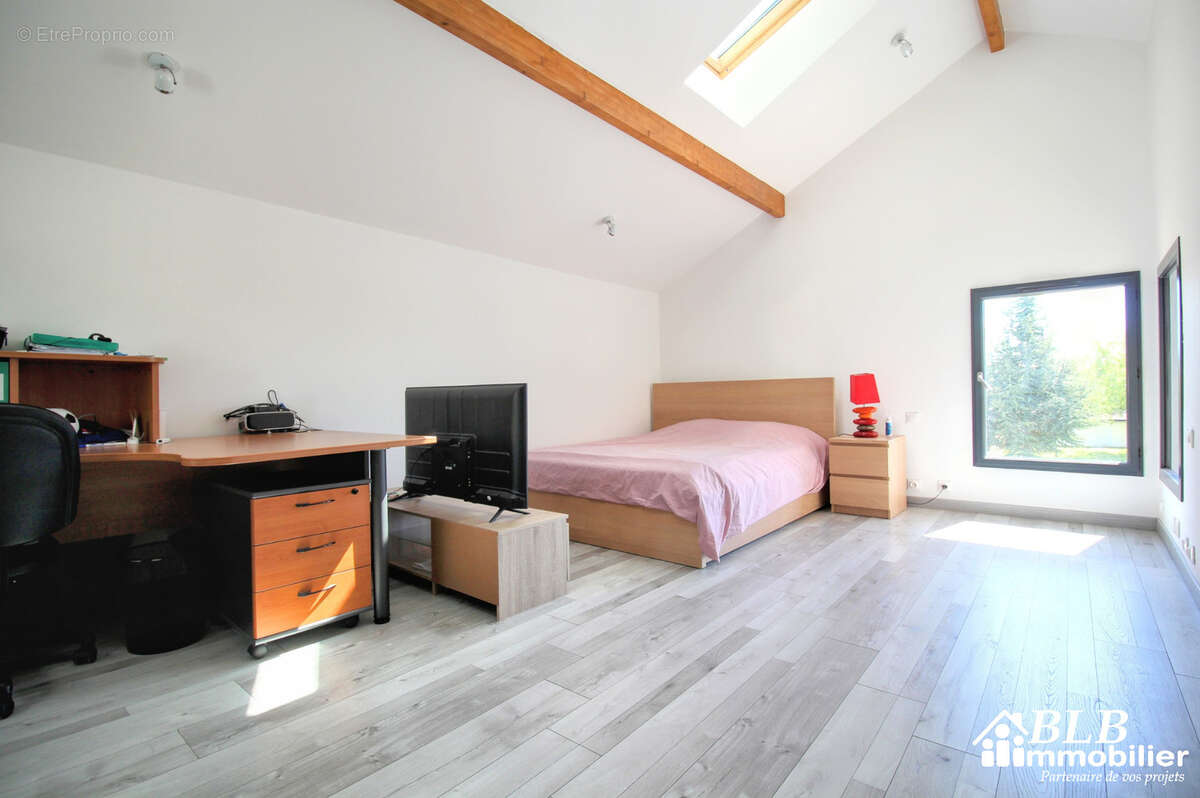 Maison à LE MESNIL-SAINT-DENIS