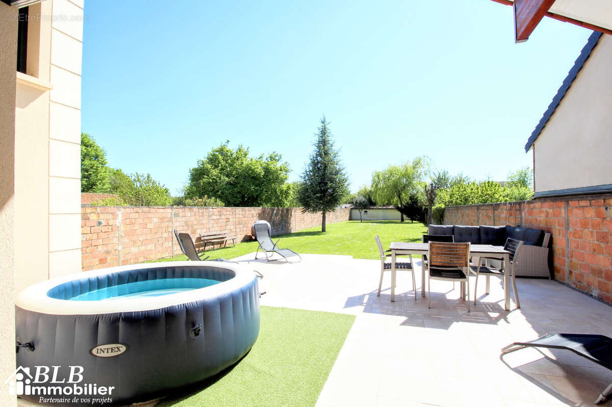 Maison à LE MESNIL-SAINT-DENIS