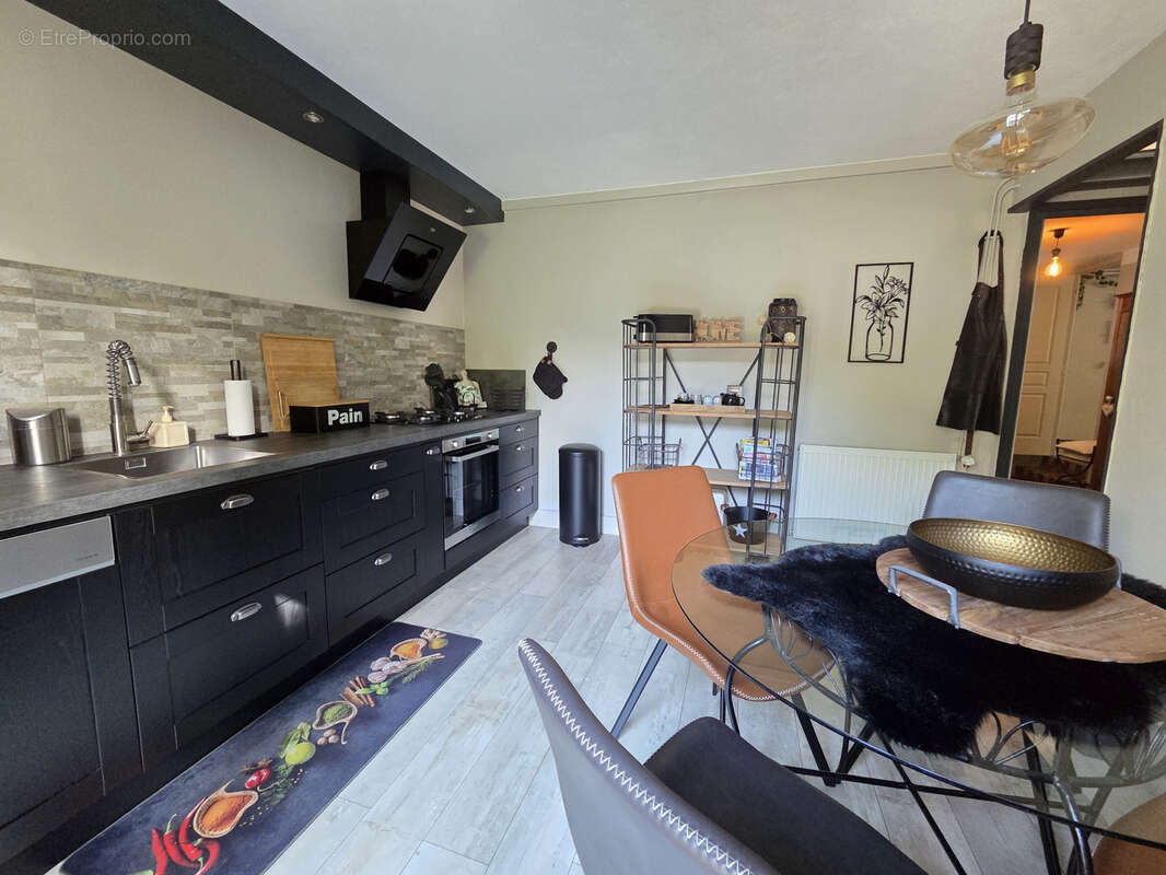 Maison à CREUZIER-LE-VIEUX