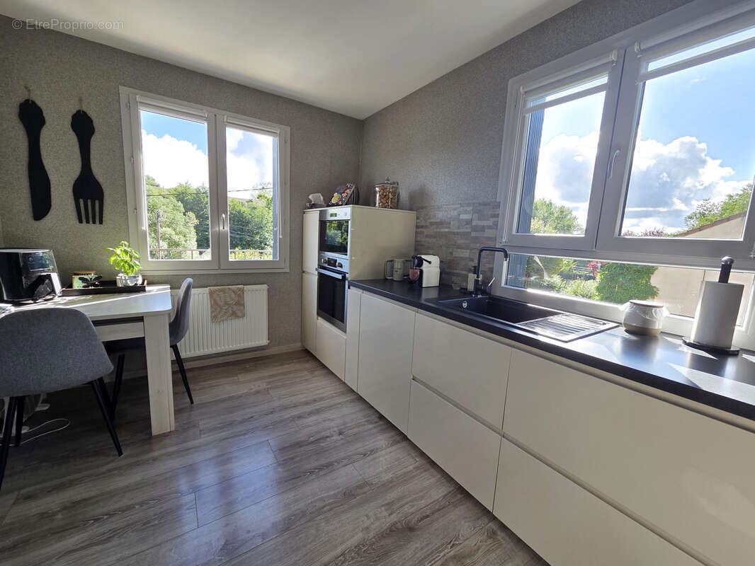 Maison à CREUZIER-LE-VIEUX