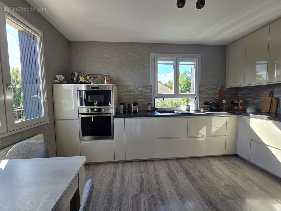 Maison à CREUZIER-LE-VIEUX