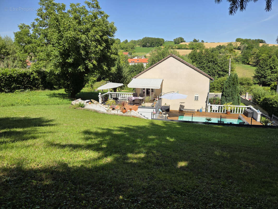 Maison à CREUZIER-LE-VIEUX