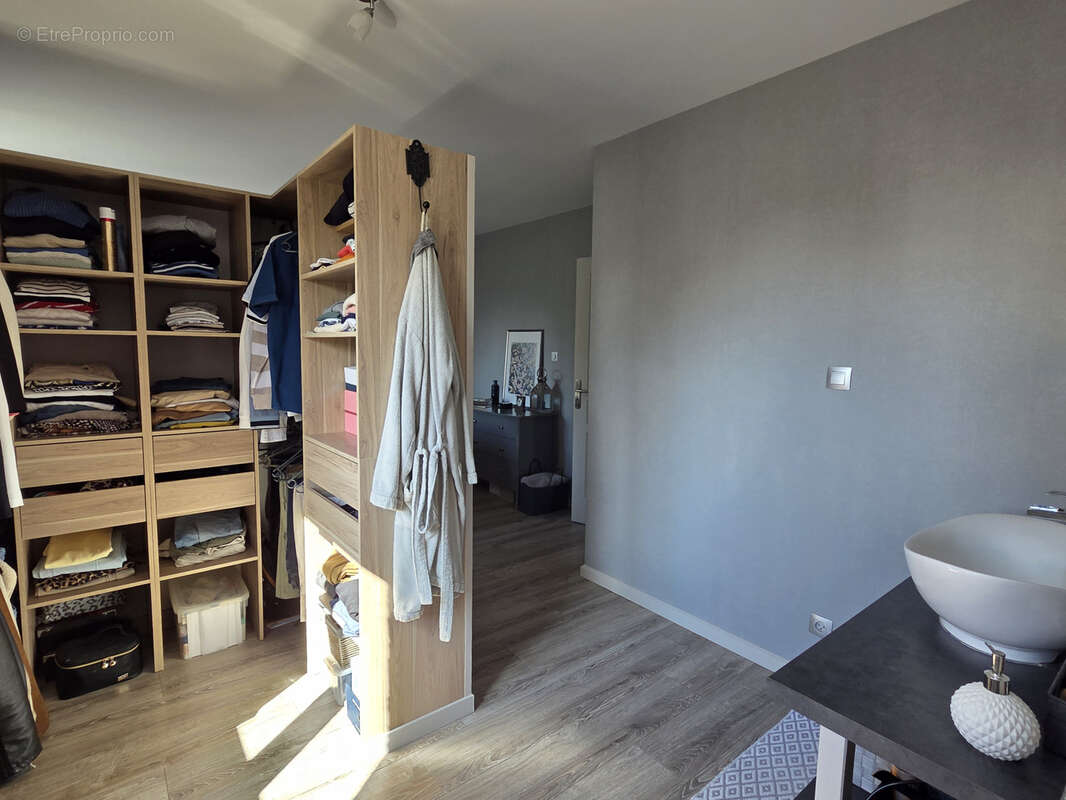 Maison à CREUZIER-LE-VIEUX