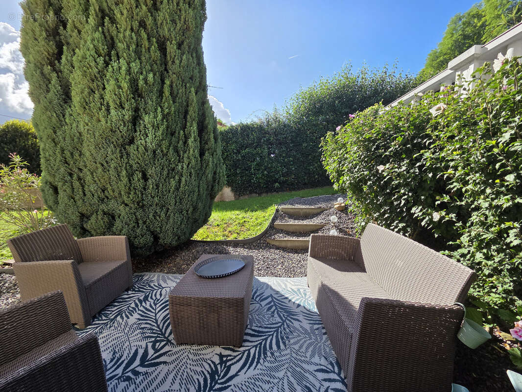 Maison à CREUZIER-LE-VIEUX