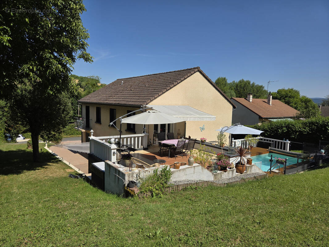 Maison à CREUZIER-LE-VIEUX