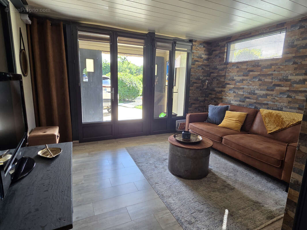 Maison à CREUZIER-LE-VIEUX