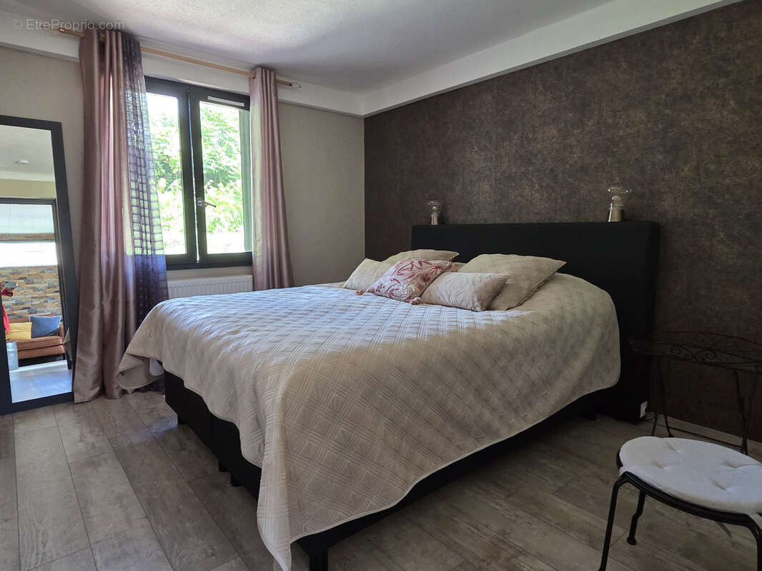 Maison à CREUZIER-LE-VIEUX