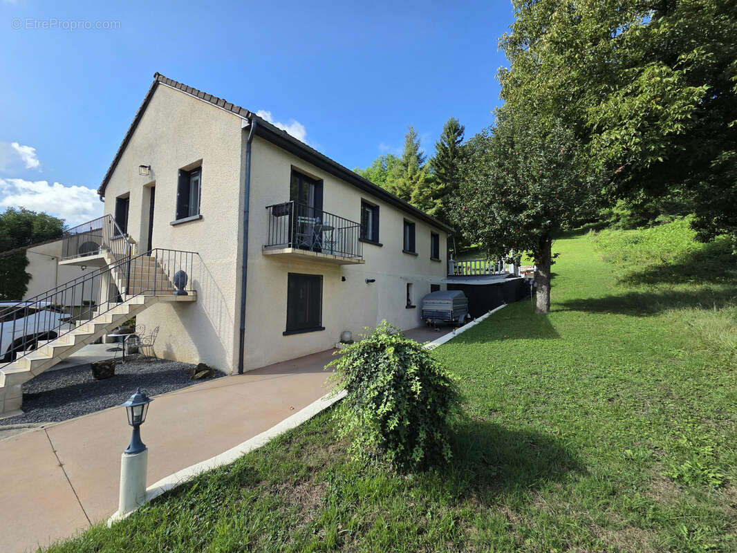 Maison à CREUZIER-LE-VIEUX