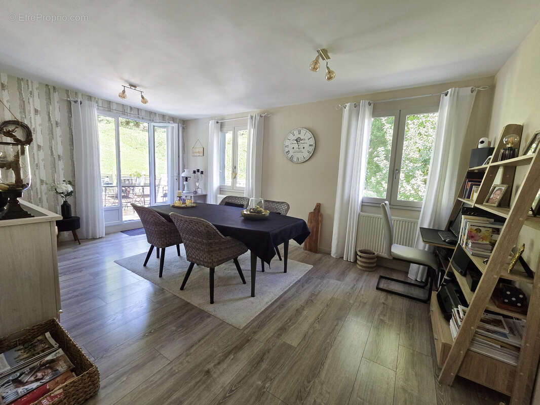 Maison à CREUZIER-LE-VIEUX