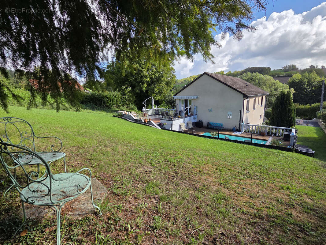 Maison à CREUZIER-LE-VIEUX
