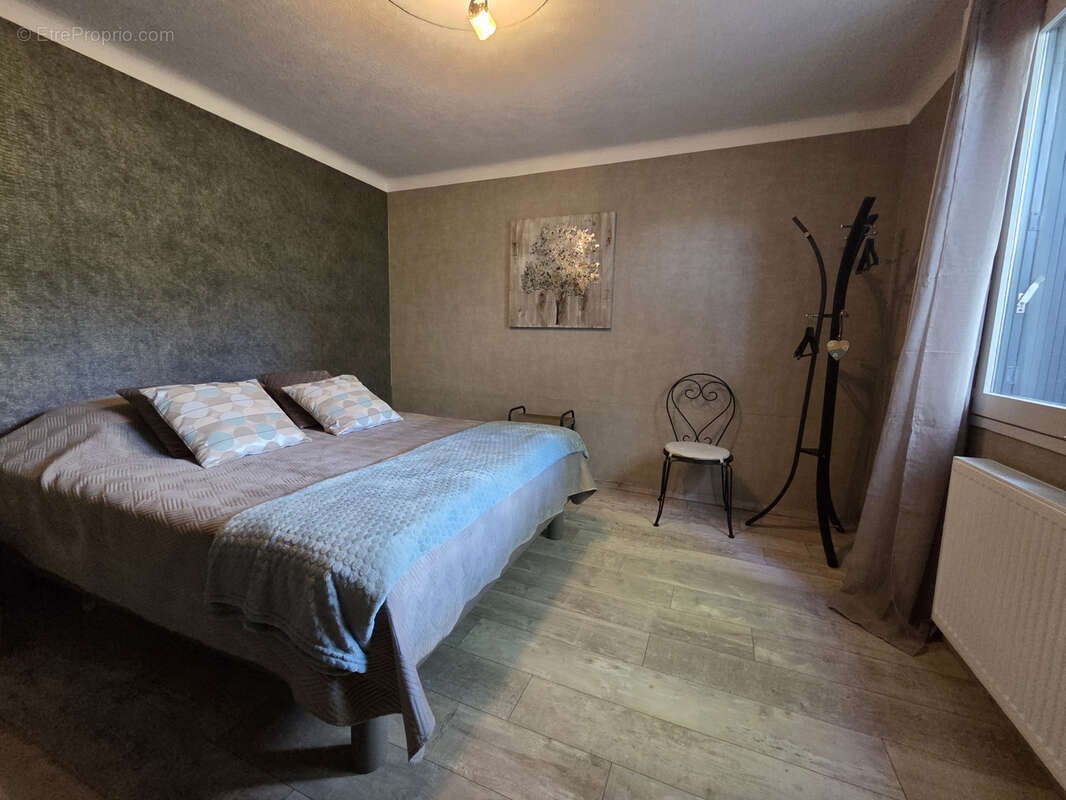 Maison à CREUZIER-LE-VIEUX