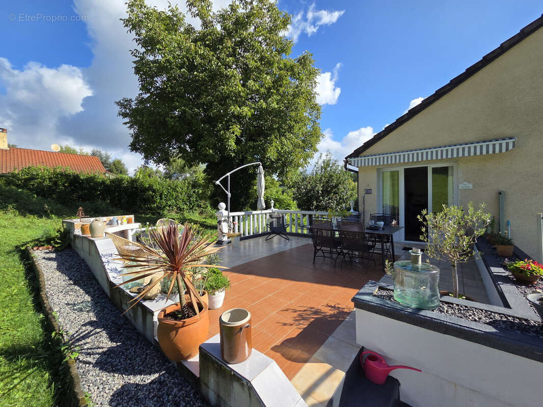 Maison à CREUZIER-LE-VIEUX