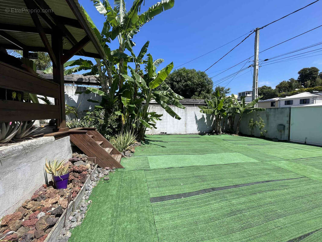 Terrain à LE TAMPON