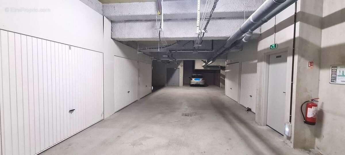 Parking à CUGES-LES-PINS