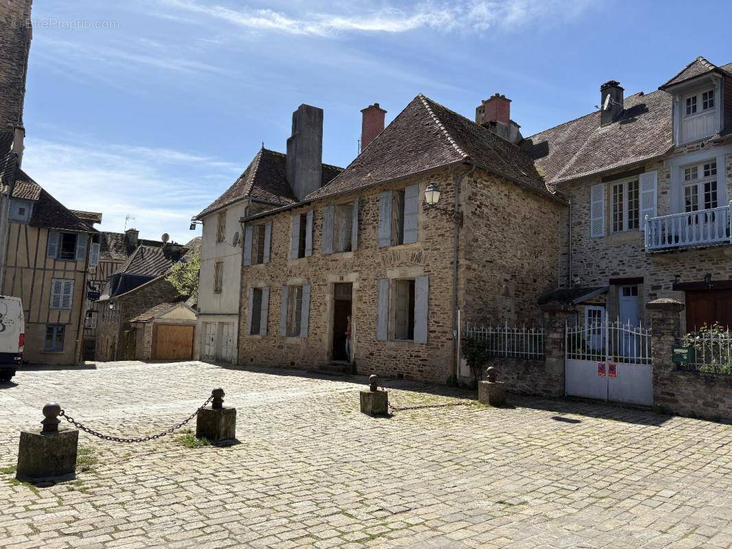 Maison à SAINT-YRIEIX-LA-PERCHE