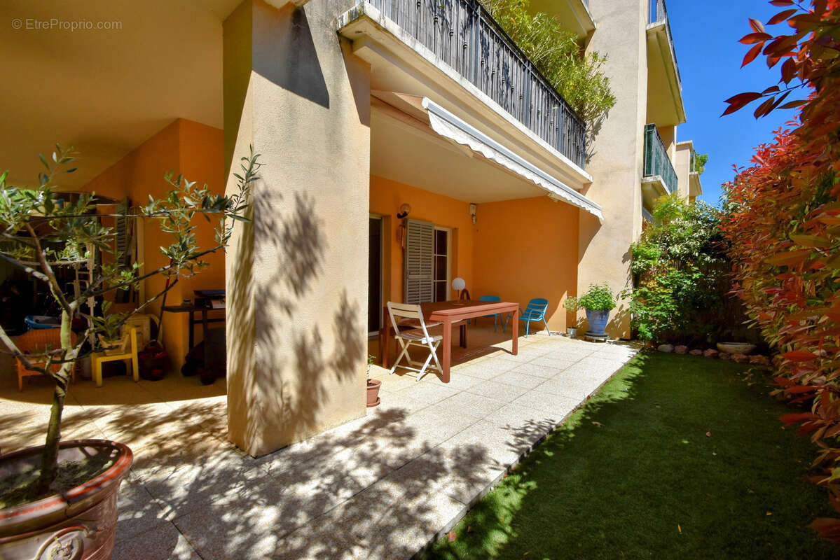 Appartement à CHATEAUNEUF-LE-ROUGE