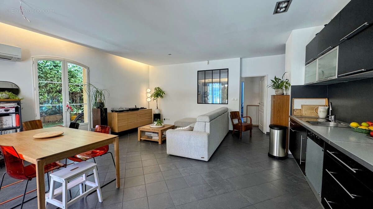 Appartement à CHATEAUNEUF-LE-ROUGE