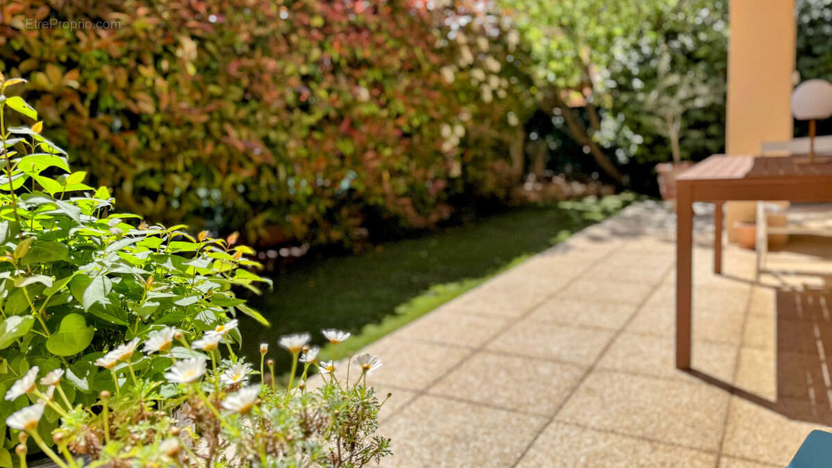 Appartement à CHATEAUNEUF-LE-ROUGE