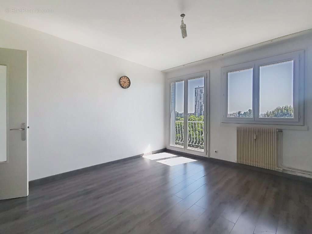Appartement à SAINT-GENIS-LAVAL