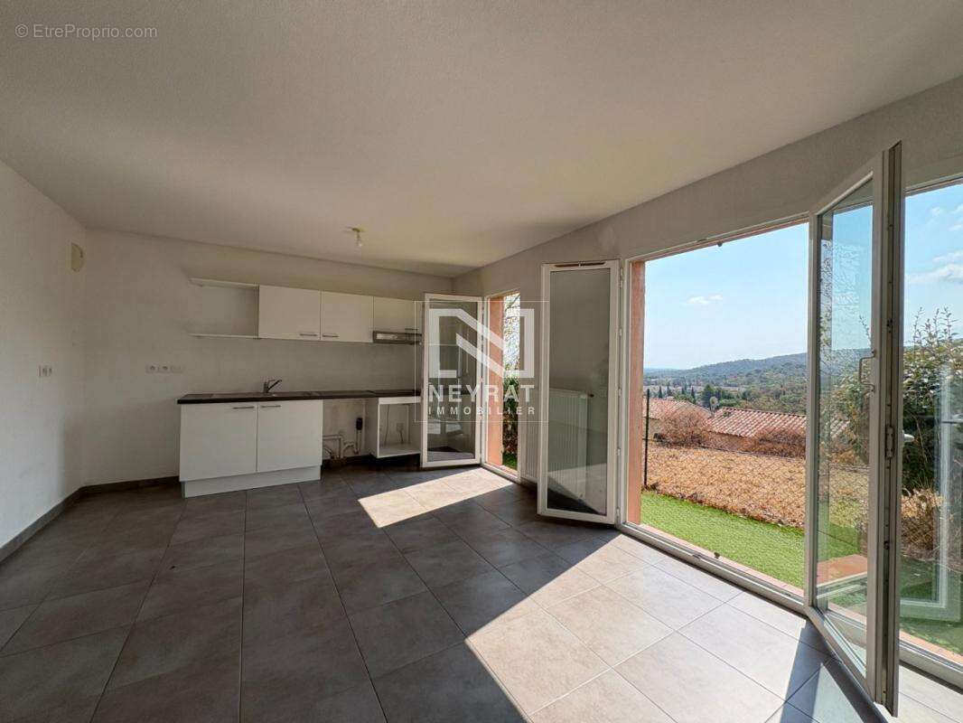 Appartement à ROQUEBRUNE-SUR-ARGENS