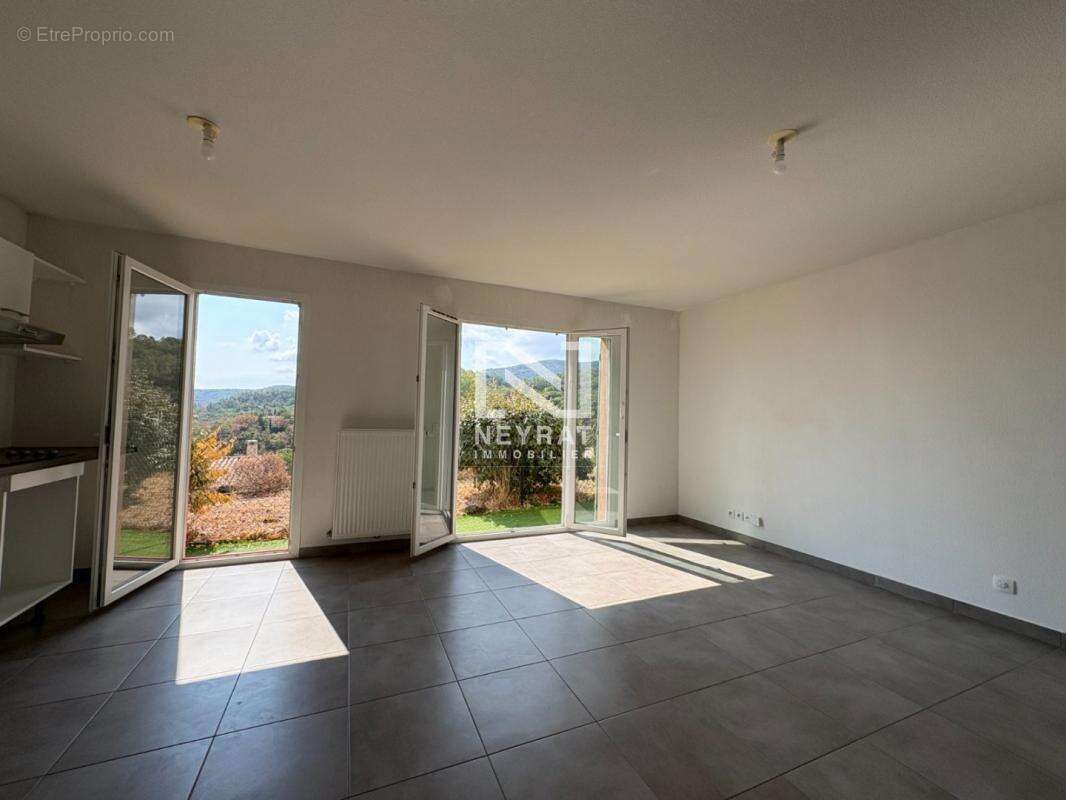 Appartement à ROQUEBRUNE-SUR-ARGENS