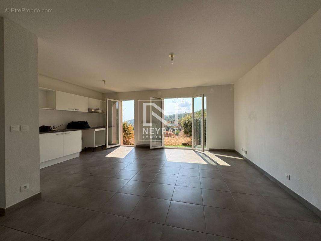 Appartement à ROQUEBRUNE-SUR-ARGENS