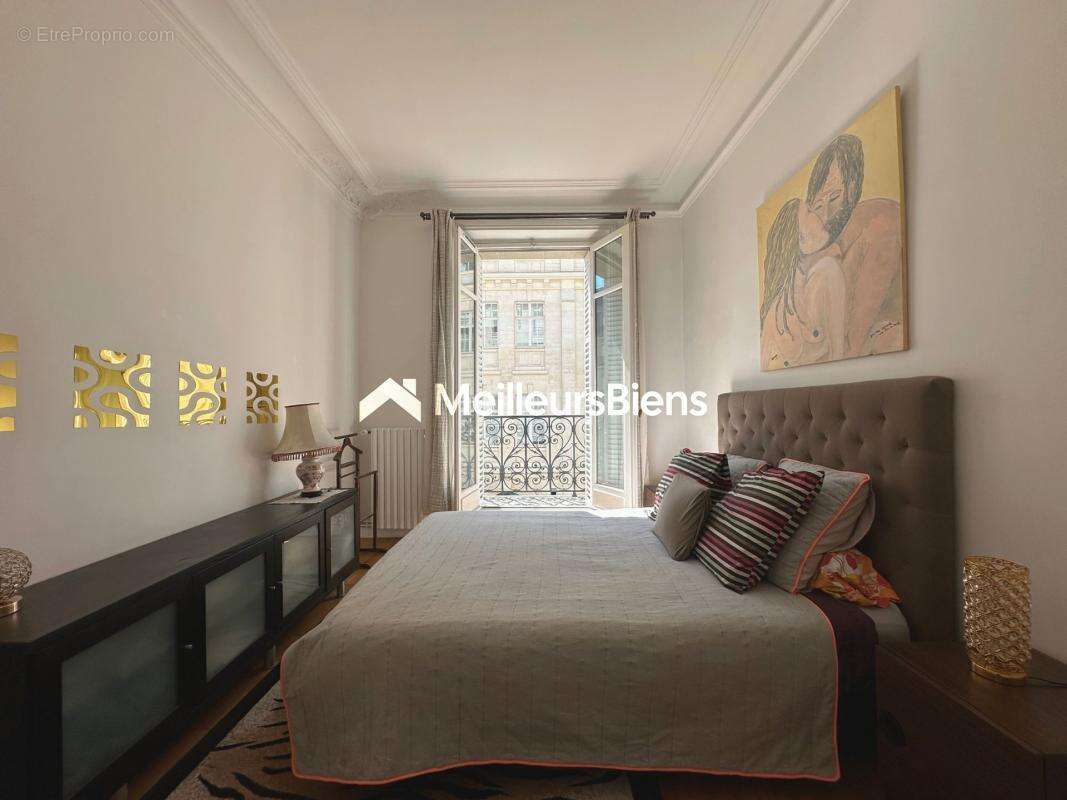 Appartement à PARIS-8E