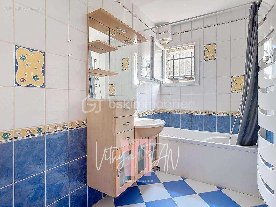 Maison à LES CHAPELLES-BOURBON