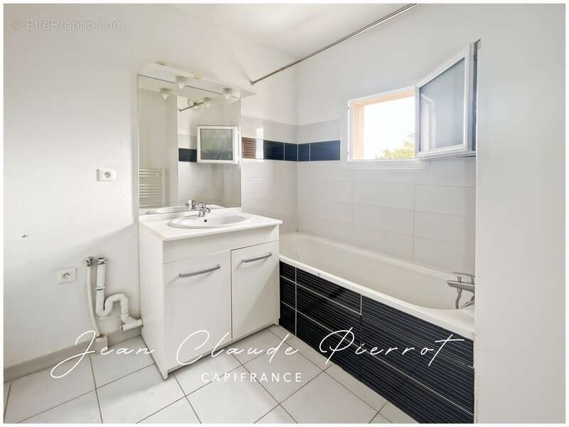 Appartement à GARONS