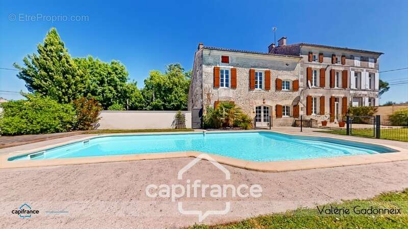 Maison à GENSAC-LA-PALLUE