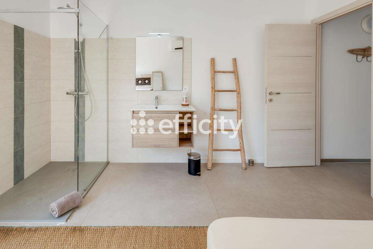 Maison à ROQUEBRUNE-SUR-ARGENS