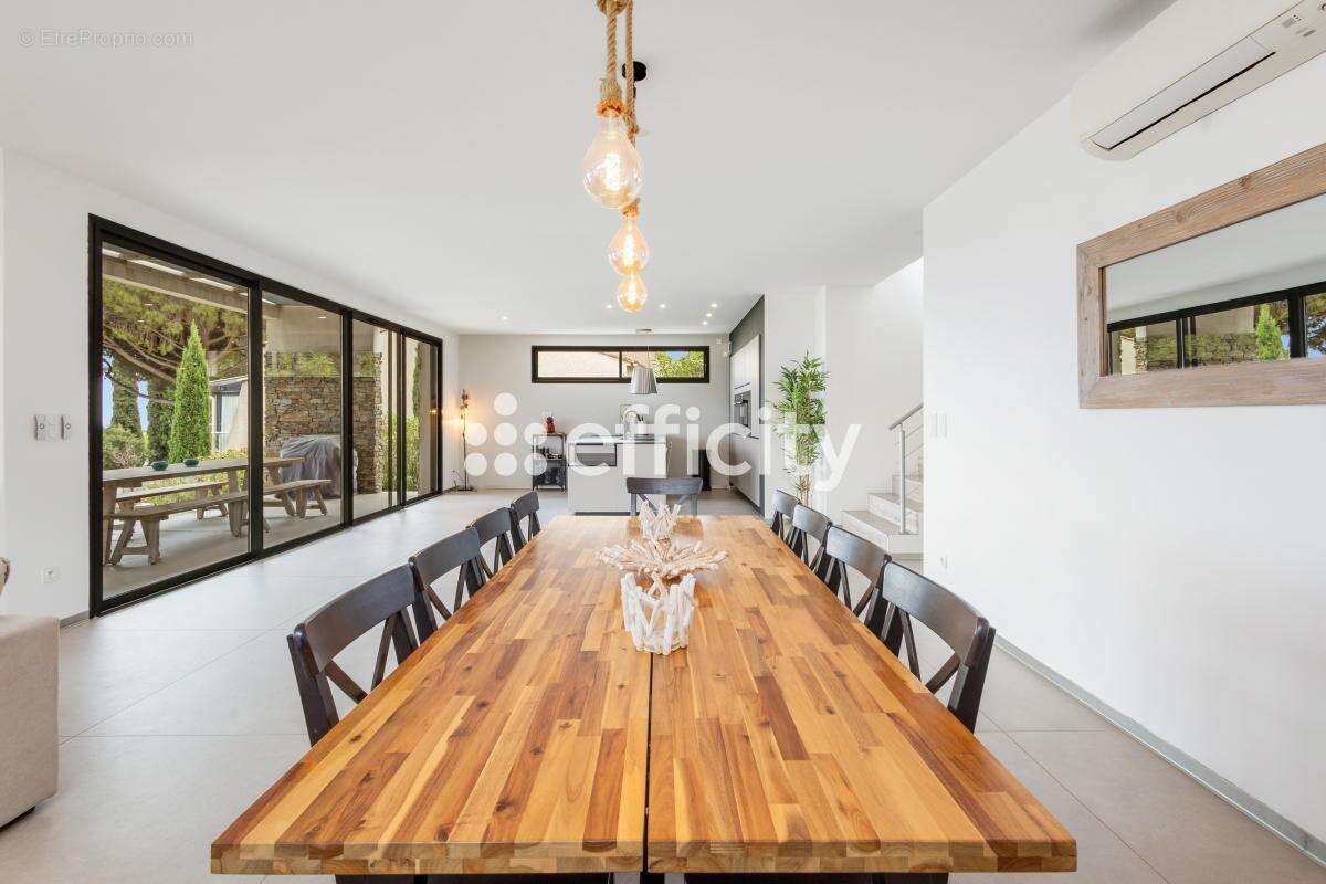 Maison à ROQUEBRUNE-SUR-ARGENS