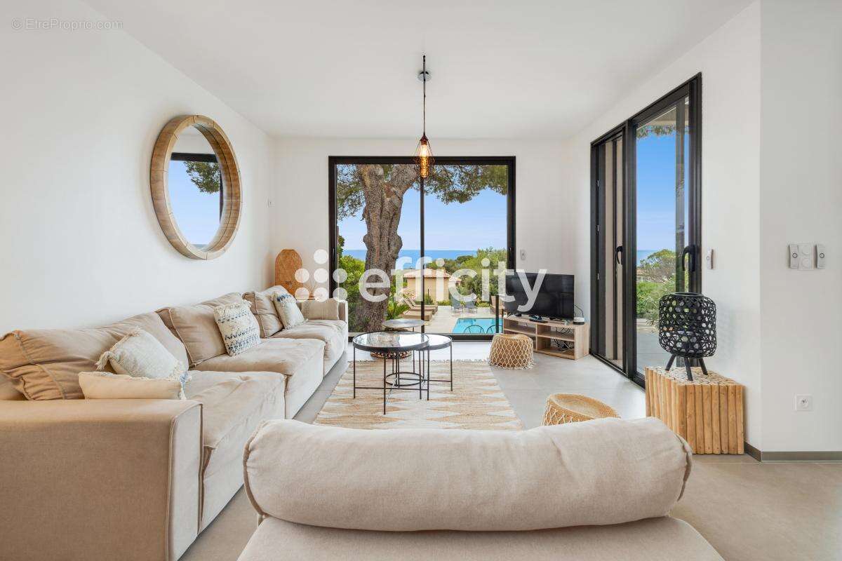 Maison à ROQUEBRUNE-SUR-ARGENS