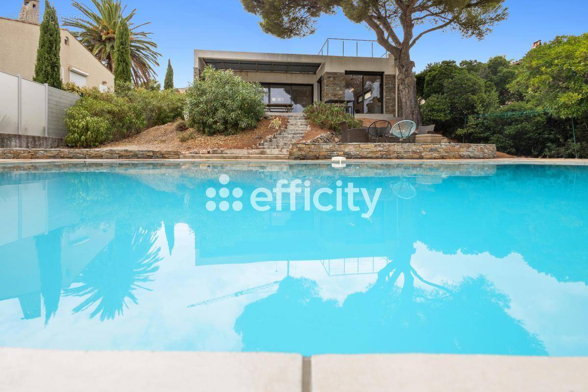 Maison à ROQUEBRUNE-SUR-ARGENS