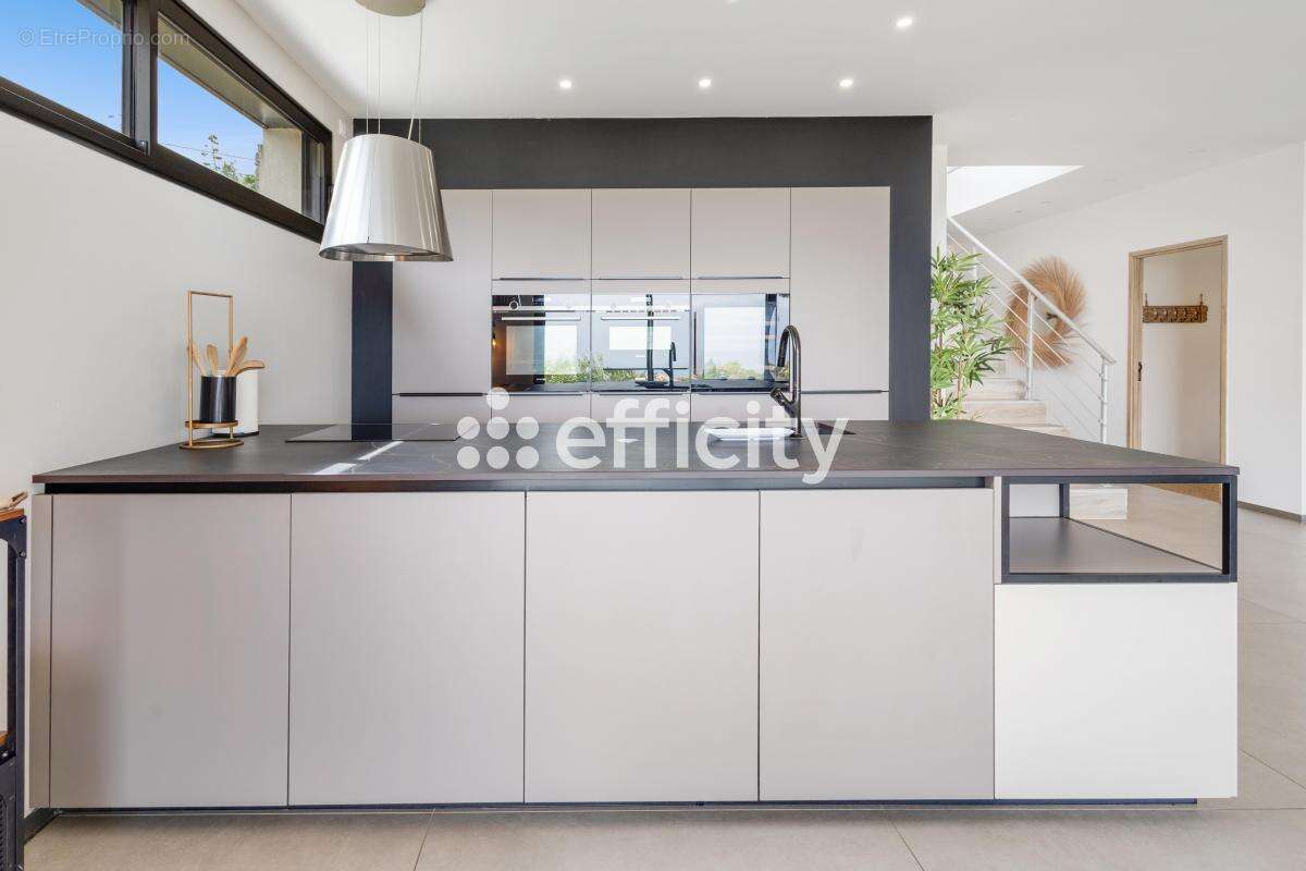 Maison à ROQUEBRUNE-SUR-ARGENS