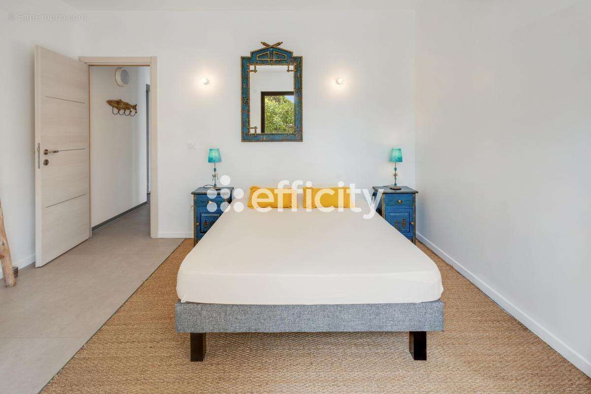 Maison à ROQUEBRUNE-SUR-ARGENS