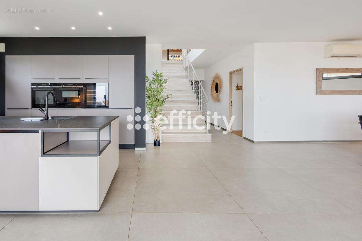 Maison à ROQUEBRUNE-SUR-ARGENS