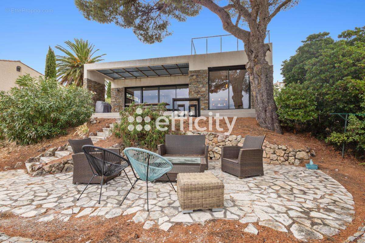 Maison à ROQUEBRUNE-SUR-ARGENS