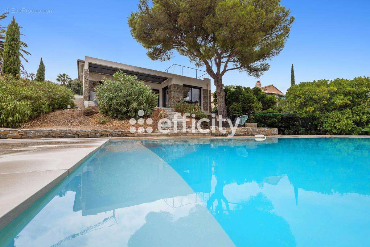 Maison à ROQUEBRUNE-SUR-ARGENS