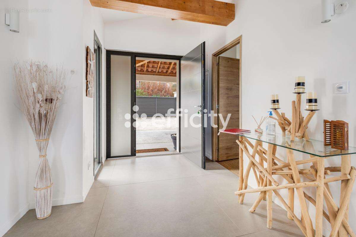 Maison à ROQUEBRUNE-SUR-ARGENS