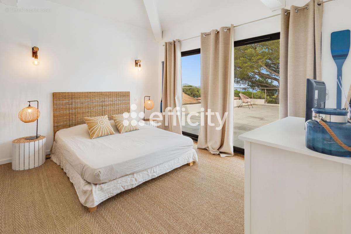 Maison à ROQUEBRUNE-SUR-ARGENS