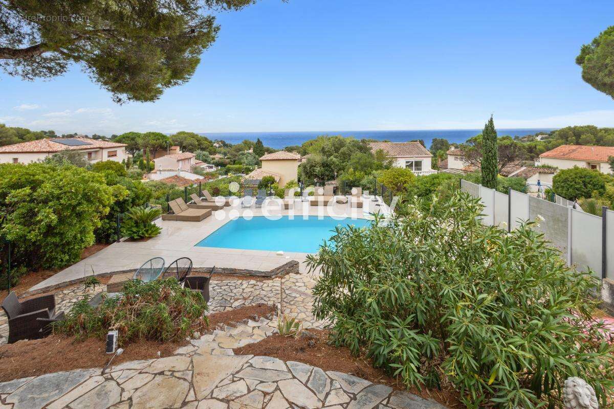 Maison à ROQUEBRUNE-SUR-ARGENS