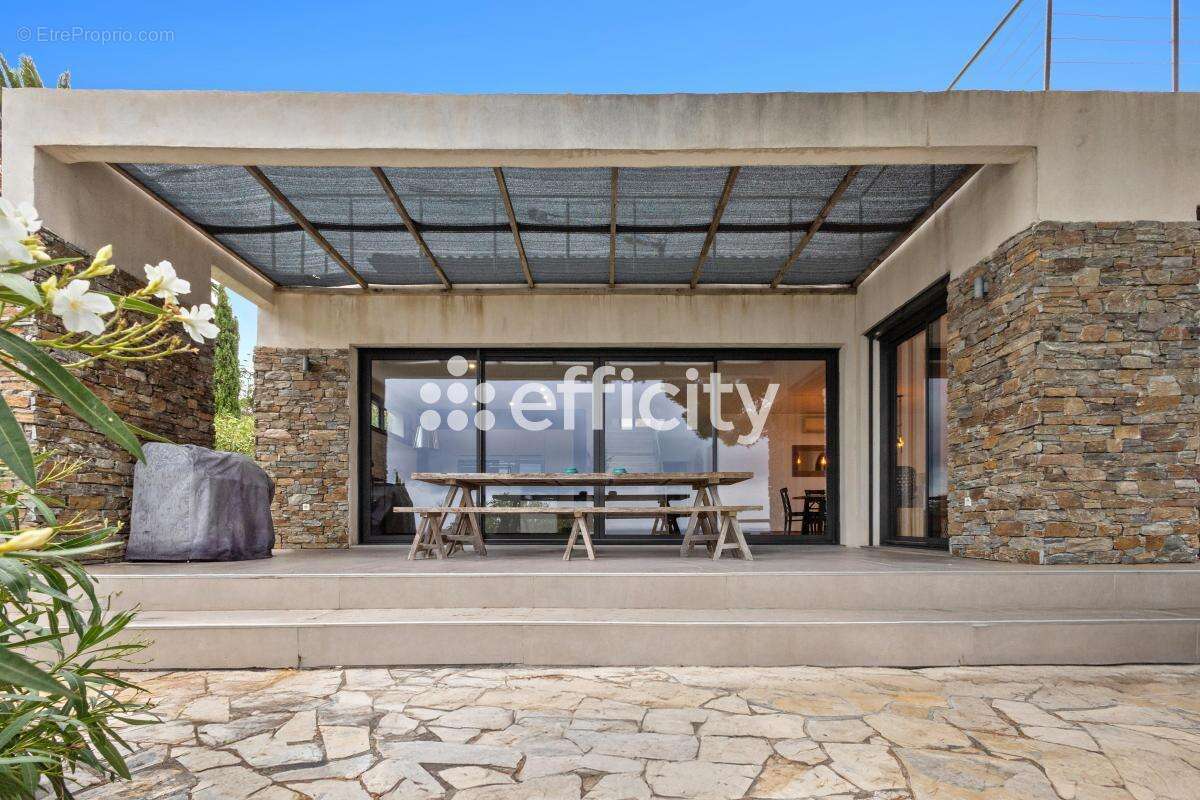 Maison à ROQUEBRUNE-SUR-ARGENS