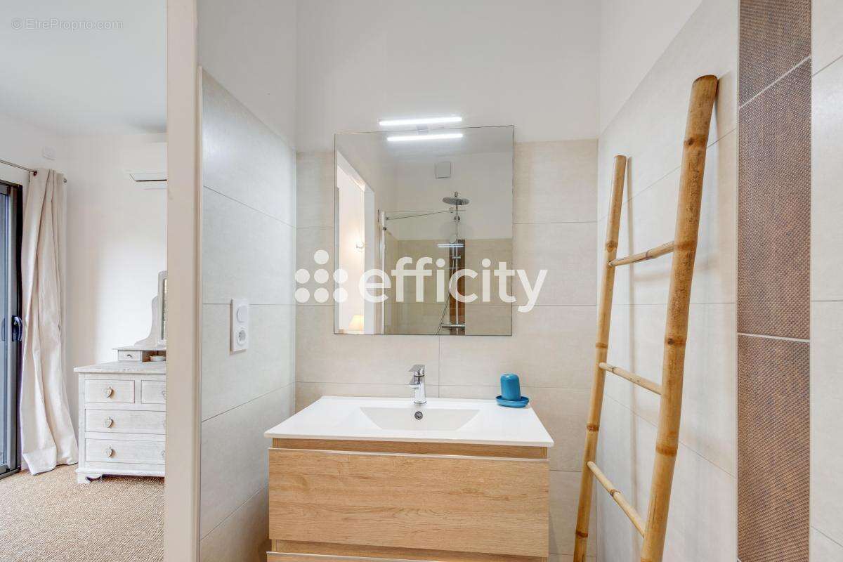 Maison à ROQUEBRUNE-SUR-ARGENS