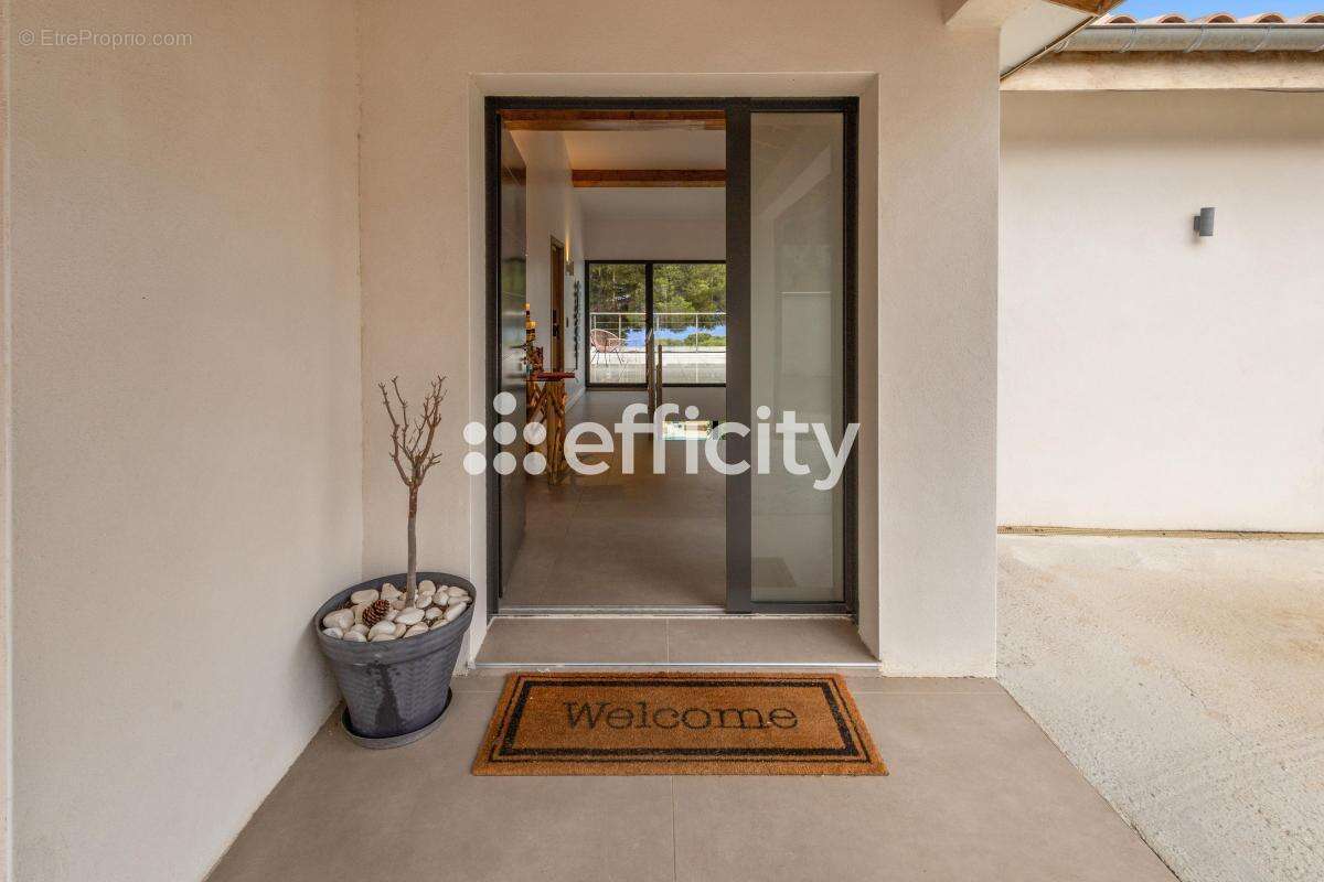 Maison à ROQUEBRUNE-SUR-ARGENS