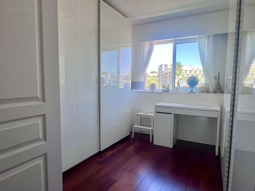 Appartement à SAINT-LAURENT-DU-VAR